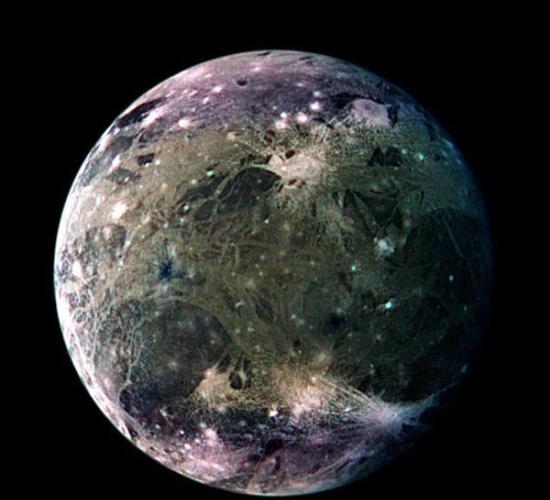 美国宇航局在太阳系内多个天体上发现了液态水痕迹，暗示水在太阳系内是普遍存在的