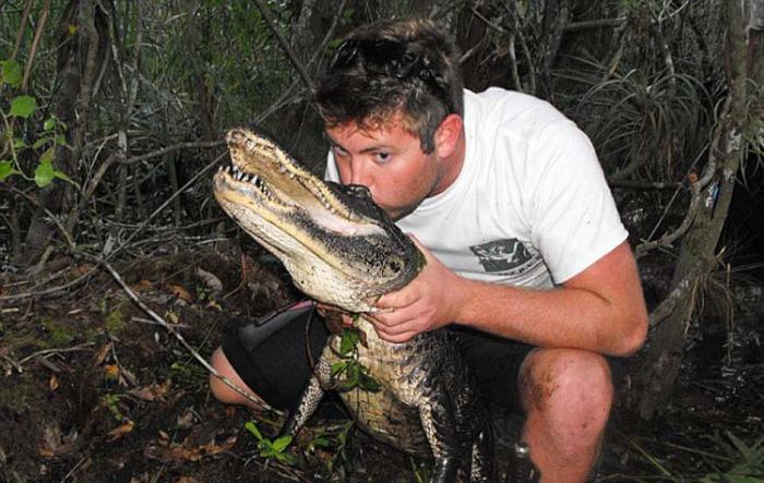 美国加州26岁男子福瑞斯特・加兰特与鳄鱼拍照