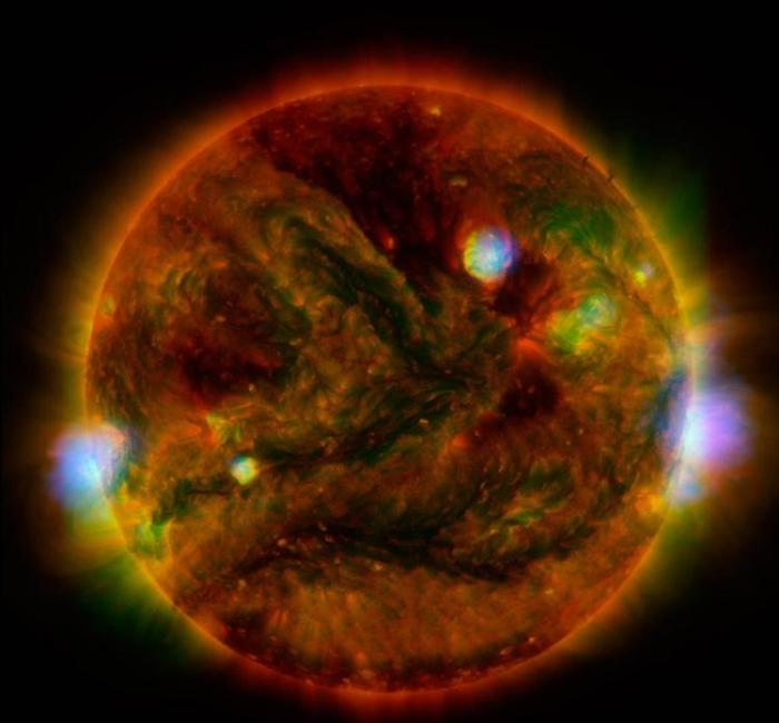 NASA拍摄太阳高能射线释放