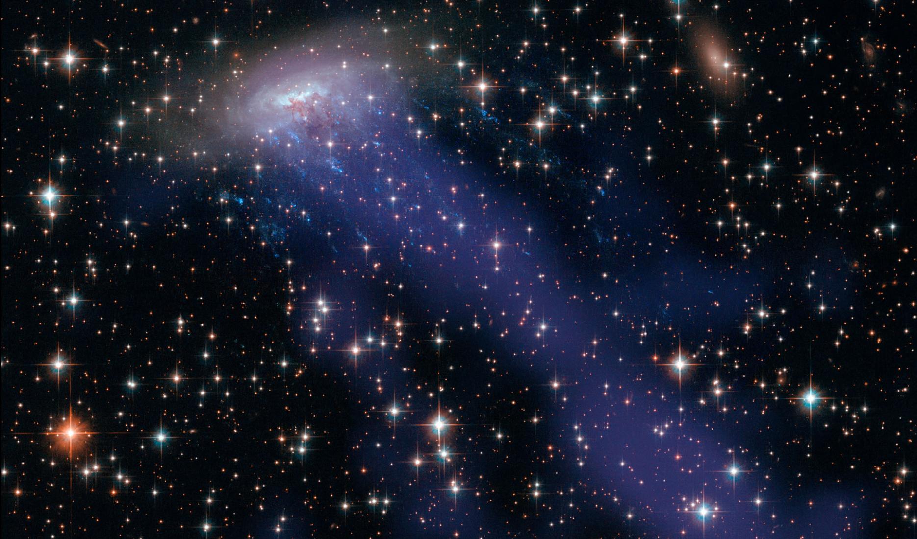 螺旋星系ESO 137-001从庞大的星系群Abell 3627中穿过