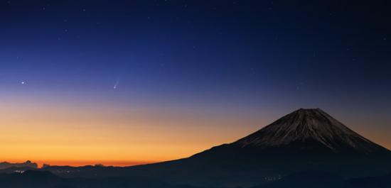 11月22日，摄于日本富士山的ISON彗星。