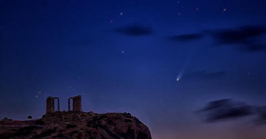 11月23日，摄于希腊波塞冬海神庙的ISON彗星。