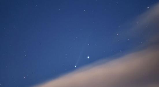11月18日，摄于意大利的ISON彗星。