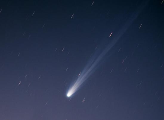 11月22日，摄于拉帕尔玛岛的ISON彗星。