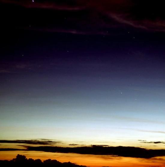 11月21日，摄于巴西巴拉那州的ISON彗星。