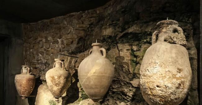 意大利西西里岛南部海岸洞穴中发现装着6千年前红酒渣的古铜酒瓶