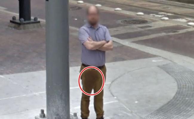 贾斯蒂斯裤子右边湿了一大团（红圈示），看起来像失禁。
