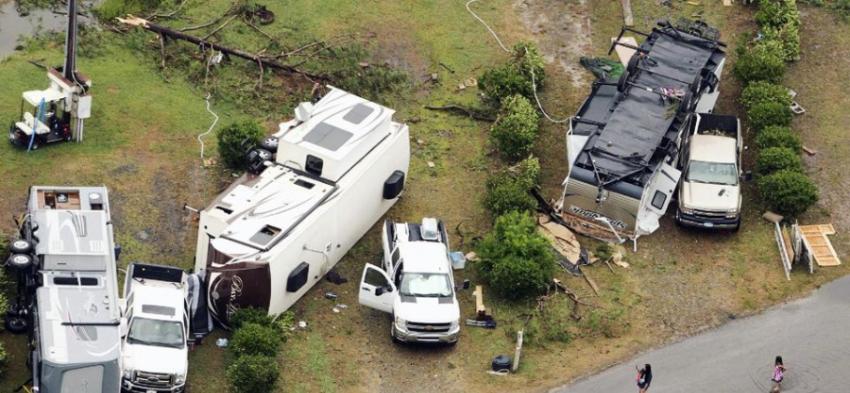 一场龙卷风袭击了美国弗吉尼亚州一个野营地