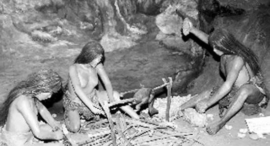海南省博物馆展馆中模拟的海南先民在洞穴中生活场景