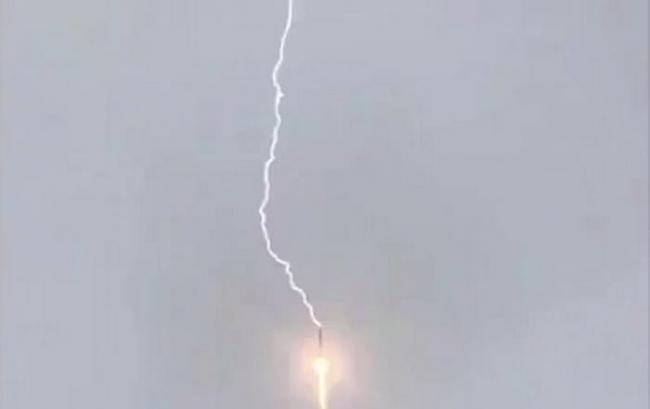 俄罗斯联盟号2-1b运载火箭发射升空时被闪电击中