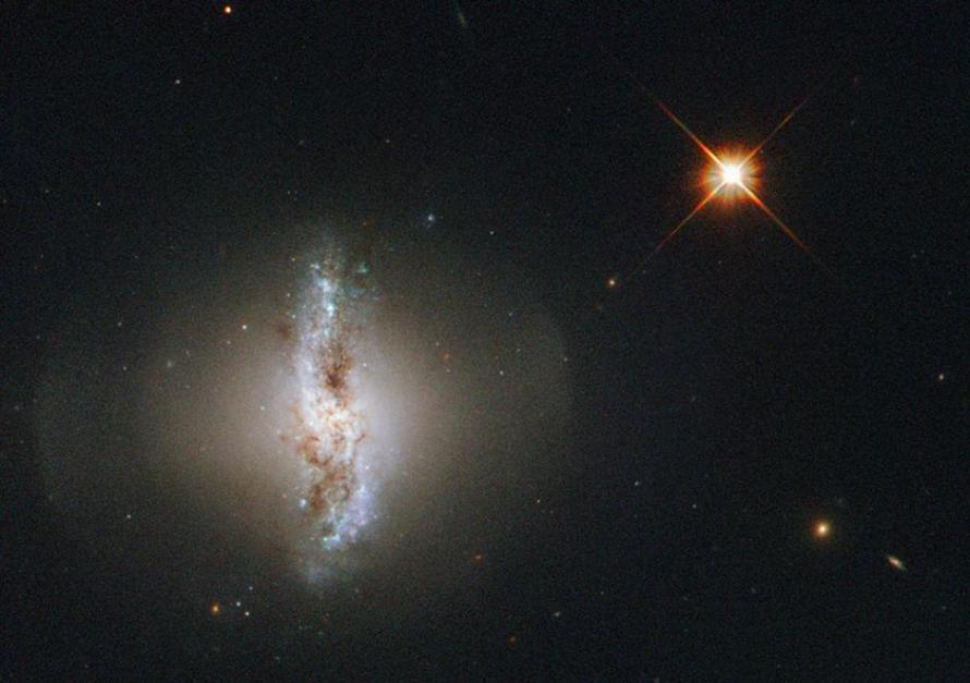 美国宇航局发布由哈勃望远镜拍摄的阿尔普-230（Arp 230）星系照片