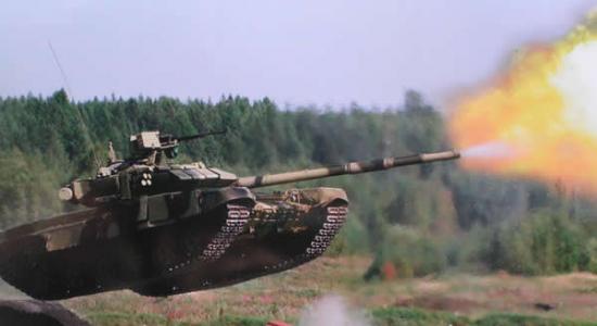 现代坦克自然不会飞，但出色的炮瞄系统可保证在跃起时瞄准并打击移动目标。