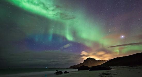 挪威布莱克的上空亮起五彩北极光