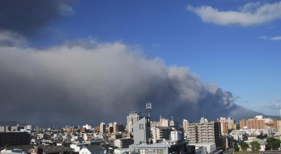 日本鹿儿岛县樱岛的昭和火山发生爆炸性喷发