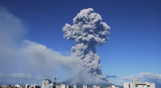 日本鹿儿岛县樱岛的昭和火山发生爆炸性喷发