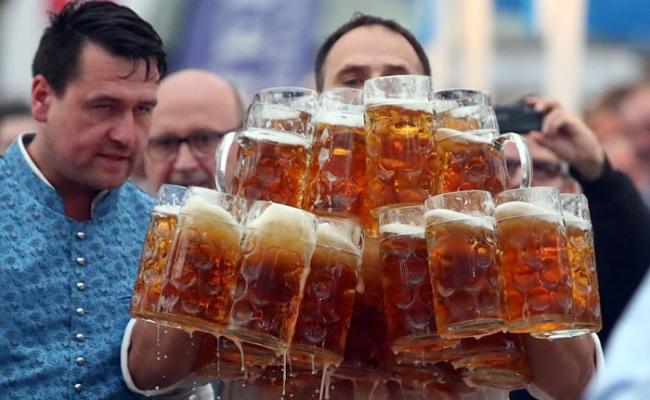 啤酒大国奇人：德国服务生Oliver Struempfel徒手端29杯啤酒创世界纪录
