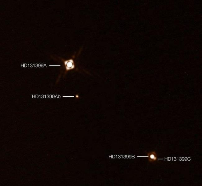 天文学家用成像技术第一次发现位于3恒星系统中的行星HD 131399Ab