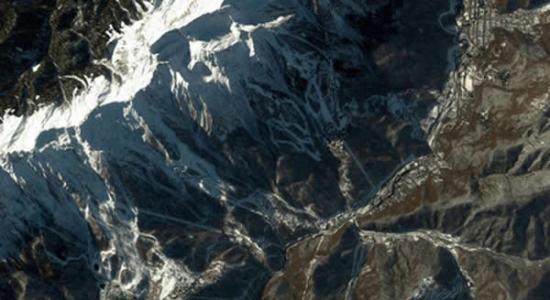 本张图也是从太空看2014年冬季奥运会的场地情景，此图片拍摄时间为2014年1月2日，卫星图像由DigitalGlobe公司提供。