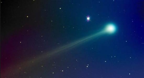 加州天文摄影家迈克•海汉基在本周二拍摄到的ISON彗星，这时候的ISON彗星正在向近地点移动，我们可以看到彗星周围呈现出绿色的光芒。