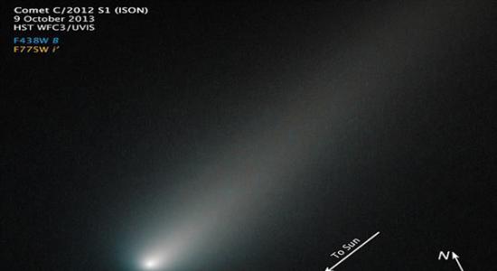 位于美国马里兰州的天文学家在图中注明了ISON彗星的轨道方向等信息，彗尾是背离太阳的。