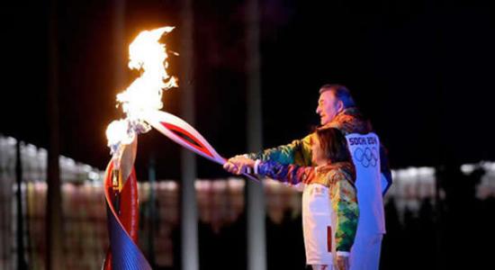 点燃主火炬的时刻：索契2014年冬季奥运会主火炬点燃的过程，由俄罗斯名将弗拉迪斯拉夫・特列季亚克和伊琳娜・罗德尼娜共同点燃。
