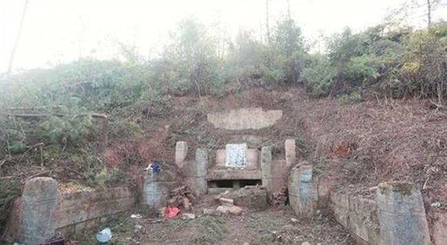 被发现的明代古墓状如“太师椅”，背靠山坡。
