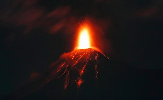 危地马拉富埃戈火山持续喷发 当局吁2000民众疏散