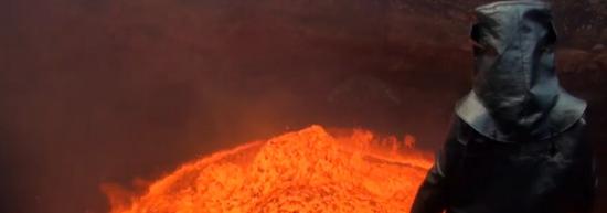 美国男子潜入世界上最危险的马鲁姆火山底层