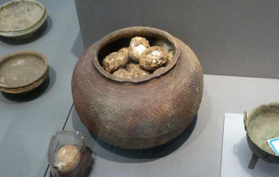 南京博物院历史馆展出一罐距今约2800年的“西周鸡蛋”