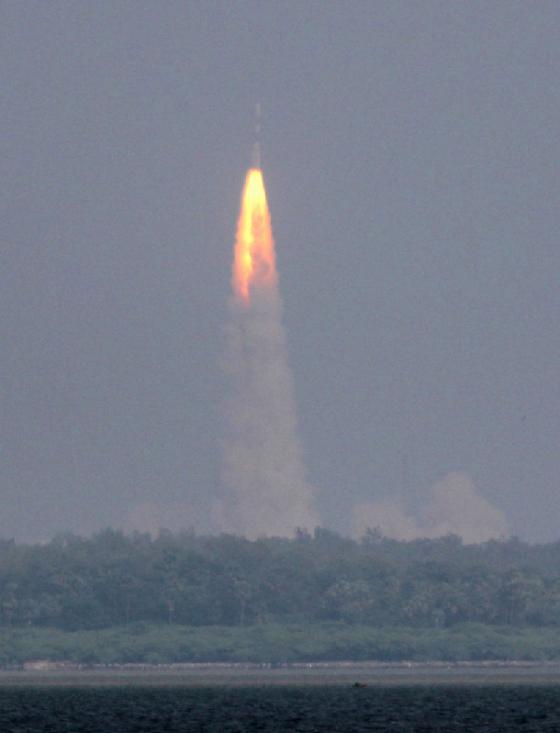 资料照片：2013年11月5日，卫星运载火箭(PSLV-C25)携带印度的火星飞船从印度东海岸斯岛升空。