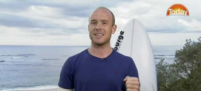 英国男子澳洲冲浪遇见1.8米长大白鲨 朝它脸就是一拳