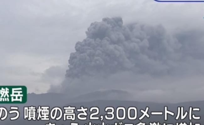 新燃岳火山持续喷发。