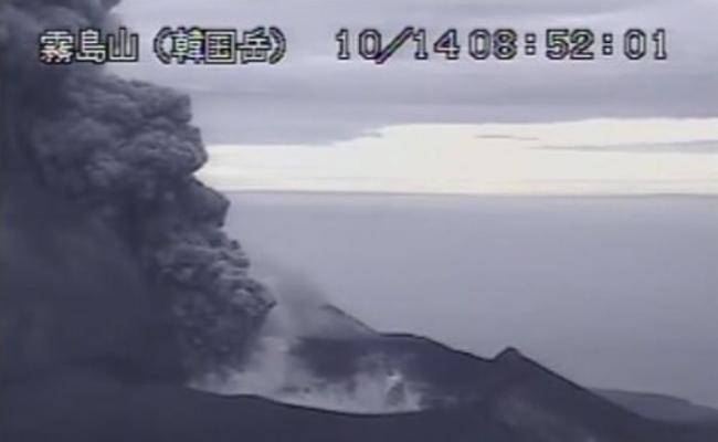 九州新燃岳火山不停喷发。