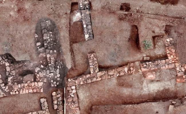 考古学家在特尼亚挖掘出大量文物及建筑。