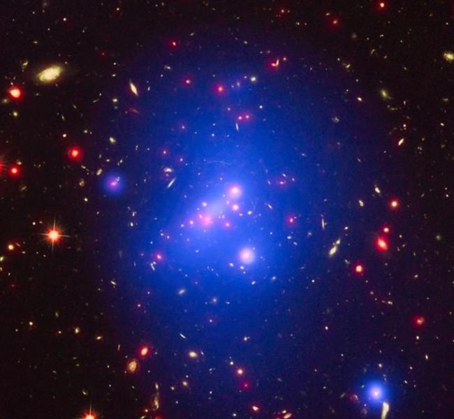 距离地球100亿光年的年轻星系团IDCS 1426散发绚丽光彩