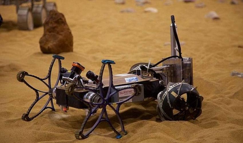 如图所示，这款智能搜索机器人可以在主探测器前方运行，评估火星表面松散沙层和可能具有威胁性的岩石。它使用激光扫描仪和土壤分析设备，能够告诉主探测器前方路径是否安全