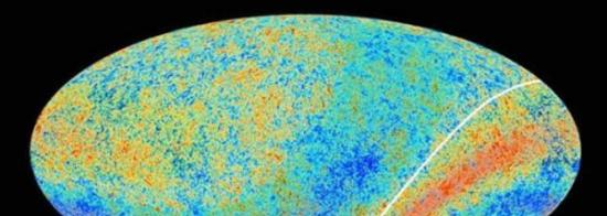 根据普朗克探测器观测数据绘制的图像，一半宇宙微波背景的亮度高于另一半，宇宙内存在一个巨大的冷点。科学家认为这些观测发现说明宇宙呈弯曲状