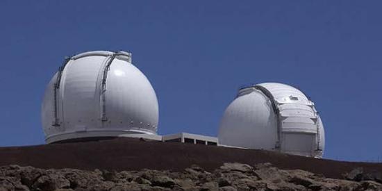 对环形结构的观测动用了红外干涉测量方法。具体来说就是将两台位于夏威夷莫纳克亚山顶的10米口径大型望远镜(如图)相连接，从而达成相当于口径85米望远镜的分辨精度。