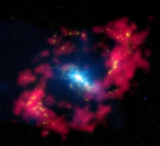 科学家们精确测出星系NGC 4151的距离值为6200万光年，而现在这一测量数值可以被用作测算其他天体距离的量天尺。在这张照片中，超大质量黑洞吞噬气体尘埃物质时
