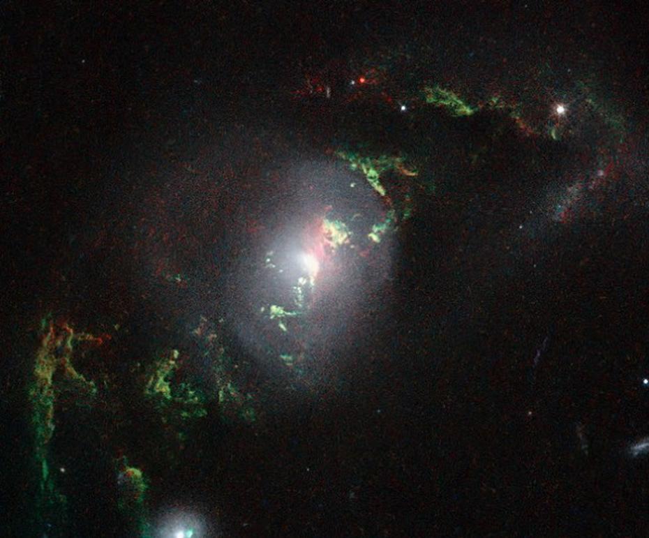 天文学家利用哈勃望眼镜观察到太空类星体发出绿色光芒
