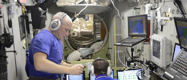 俄罗斯宇航员帕维尔・维诺格拉多夫讲述美国“龙-2”飞船抵达后国际空间站出现强烈酒味的原因