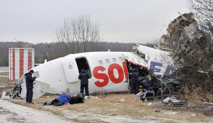 俄罗斯客机冲出跑道 167人死里逃生