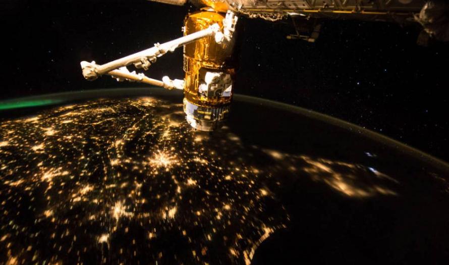 国际空间站掠过美国上空 宇航员在社交网站打招呼
