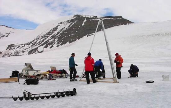 研究人员开凿了南极洲霍奇森湖相对稀薄的冰盖。他们在寻找这样极端环境里的微生物。