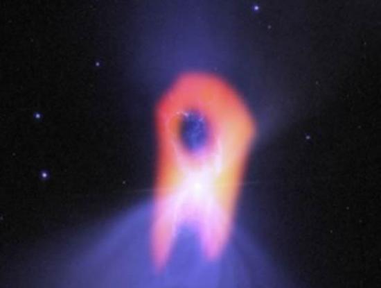 哈勃望远镜可见光下观测到的背景蓝色结构显示了双叶形状，中央有个狭窄区域。ALMA的分辨率揭示了该星云拉长的形状（见红色部分）