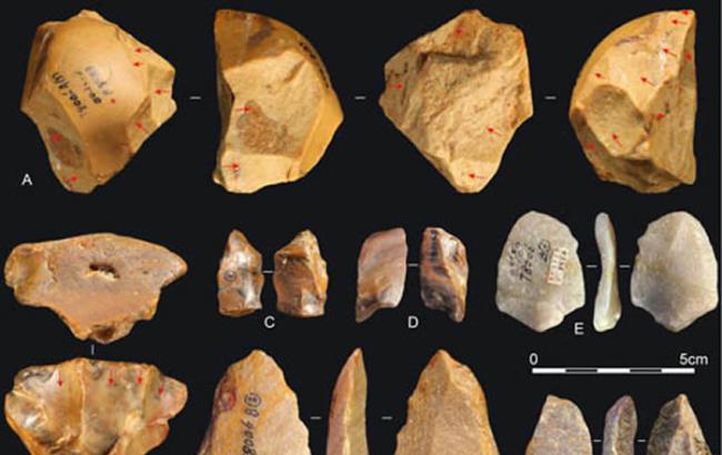 大荔人遗址出土的石核、石片（E、F、G石片的背面具有三角形片疤）（李浩供图）