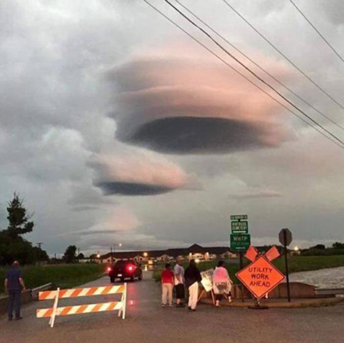 美国得克萨斯州罗伯森县和列昂县上空惊现酷似UFO的荚状云