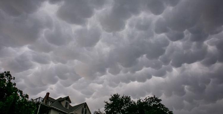 暴风雨过后，奥斯汀上空出现乳状云。