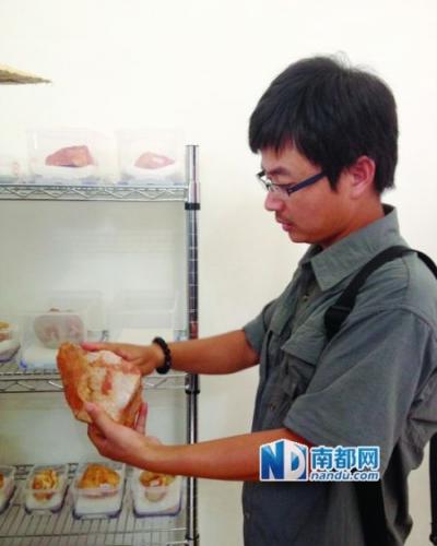 磨刀山遗址发掘项目执行领队刘锁强介绍出土的广东最早人类使用的石器