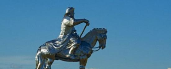 已经变成铜像的成吉思汗，仍然雄视着他征服过的大地。